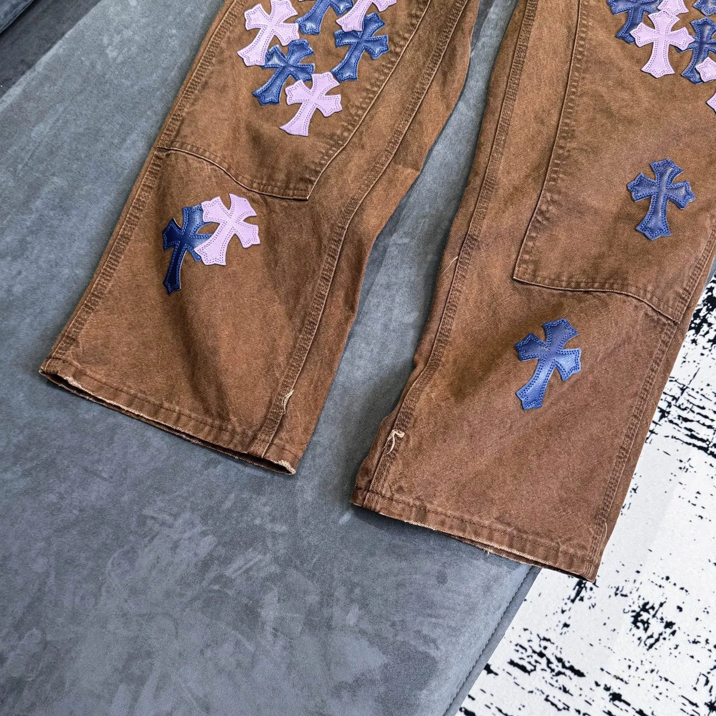 P300 Chrome Hearts Chrome Hearts Brown Logging Purple Multi-Leather Jeans Multi-leather Label Work Jeans CH Jeans All need to be washed and then disassembled and hand-stitched with sheepskin cross leather and then spliced together to complete. The whole process is too complicated to describe. About Chrome Hearts This is an extremely luxurious fashion brand that can also be called the aristocrat of the high street. It has always been an exclusive brand for some hipsters or the rich second generation. Compared with ordinary high streets, it is more luxurious and noble. Compared with luxury brands, it has a more fashionable personality. It has always been a brand that I have a special liking for. Color: Brown Size: 28 30 32 34 36